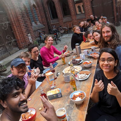 Gemeinsames Essen nach dem "Konviktsrummel". Foto: Jogada Joshi